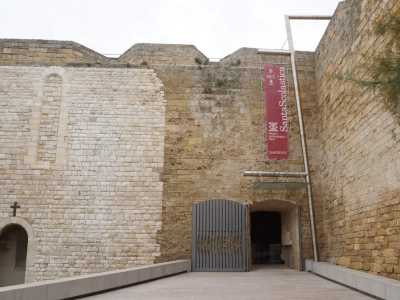 Anche il bastione del monastero medievale Santa Scolastica � cinquecentesco: fu voluto dalla duchessa Bona Sforza per scopi difensivi e si and� a integrare con le antiche mura di cinta della citt�